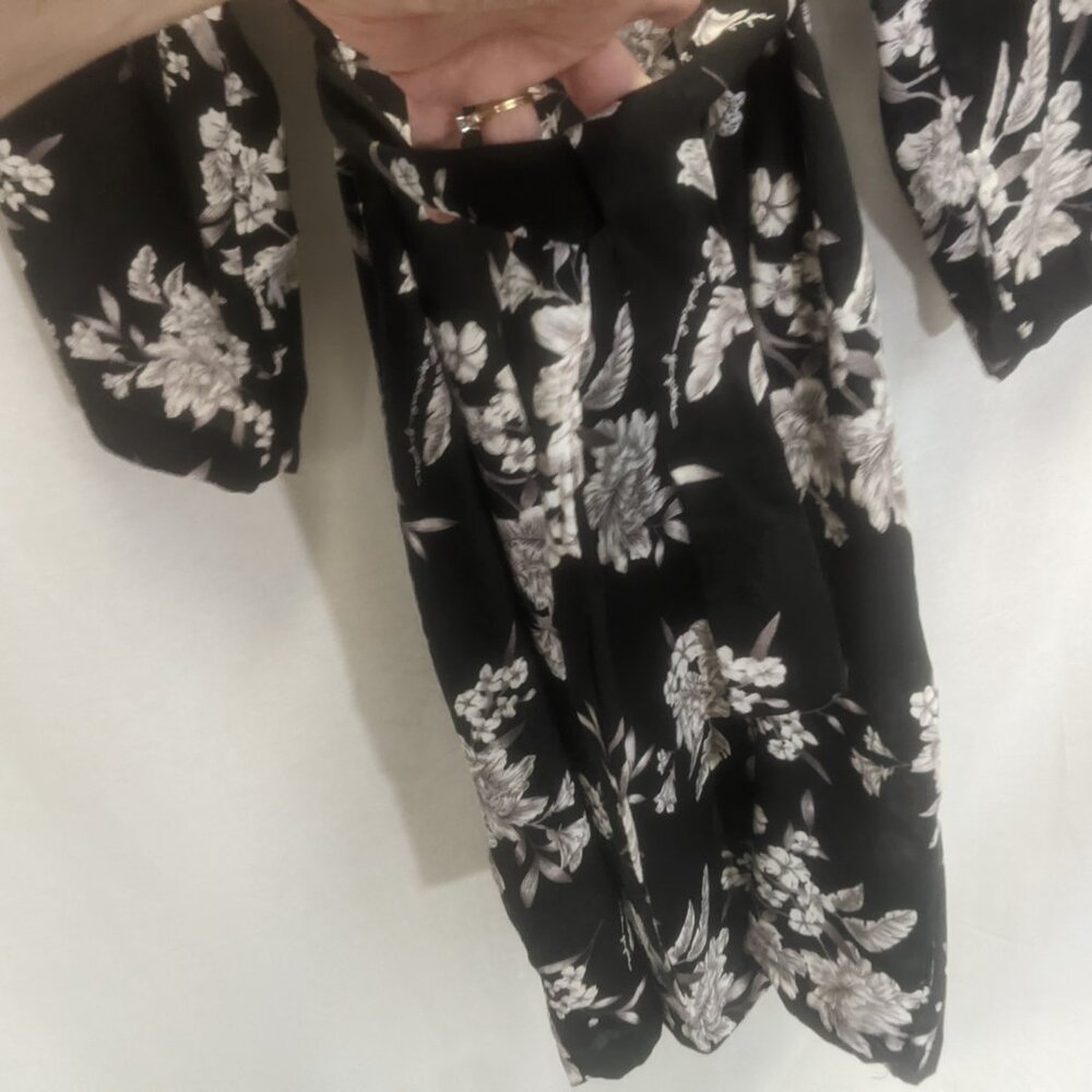 Spiritual Gangster *One Size Maya Kimono in Black Floral - Picture 8 of 16